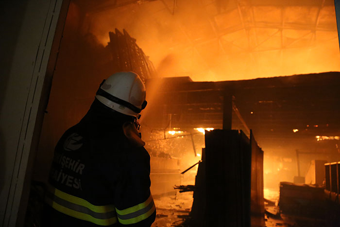 Eskişehir'de Mobilya atölyesi alev alev yandı