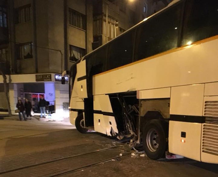Eskişehir'de tramvay otobüse çarptı!