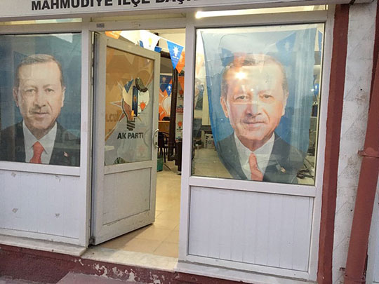 Eskişehir'de AK Parti binasına taşlı saldırı