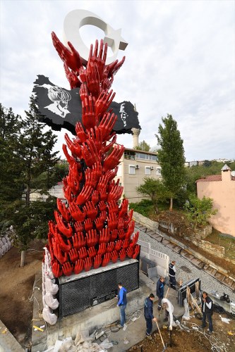 Beşiktaş'ta bulunan ve Nabi Avcı'nın 'kırmızı kanlı eller' tabirini kullandığı 15 Temmuz anıtı._333x500