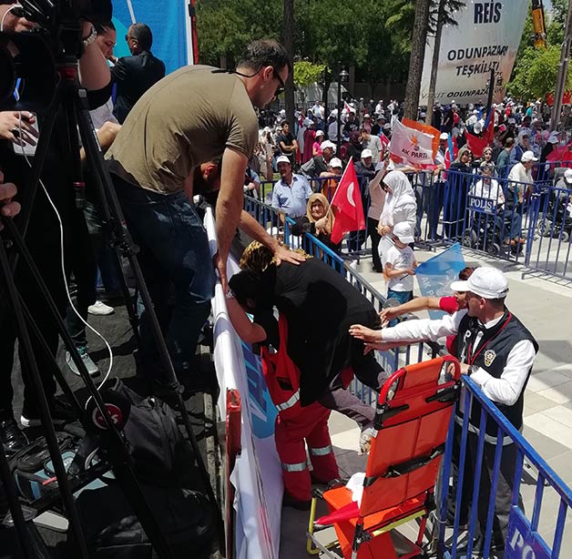 Erdoğan'ın mitinginde gözden kaçan bir pankart!