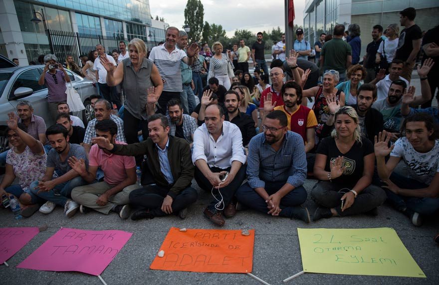 Gençlerden CHP önünde oturma eylemi