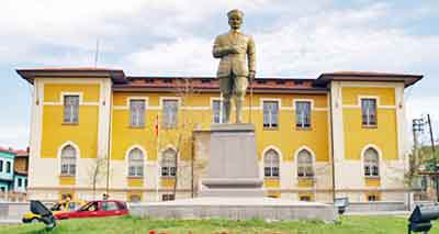 Eskişehir'de Yılmaz Büyükerşen'in yaptığı Atatürk Heykeli