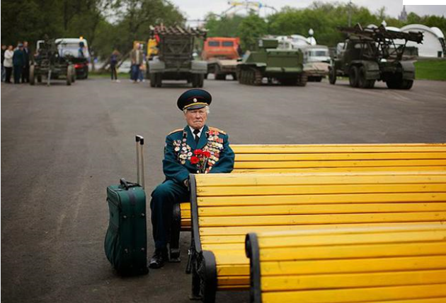 Yıl: 9 Mayıs 2011…İkinci Dünya Savaşı Gazisi Belaruslu Konstantin Pronin, Kurtuluş Günü kutlamalarında, Moskova-Gorki Parkı’nda, diğer gazi arkadaşlarının gelmesini bekliyor. Ancak ne yazık ki hiçbir arkadaşı gelmiyor… 
