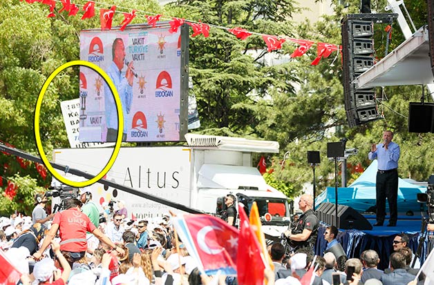 Erdoğan'ın mitinginde gözden kaçan bir pankart!