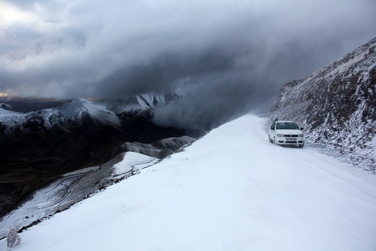 Erzurum'da yoğun kar yağışı yolları kapattı