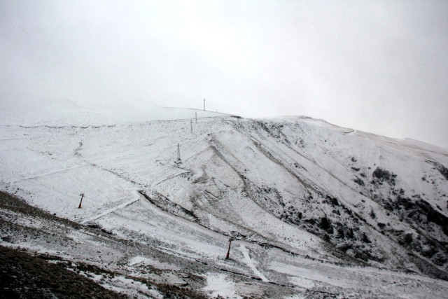Erzurum'da yoğun kar yağışı yolları kapattı