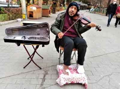 Eskişehir'de görenleri şaşırtan sokak müzisyeni