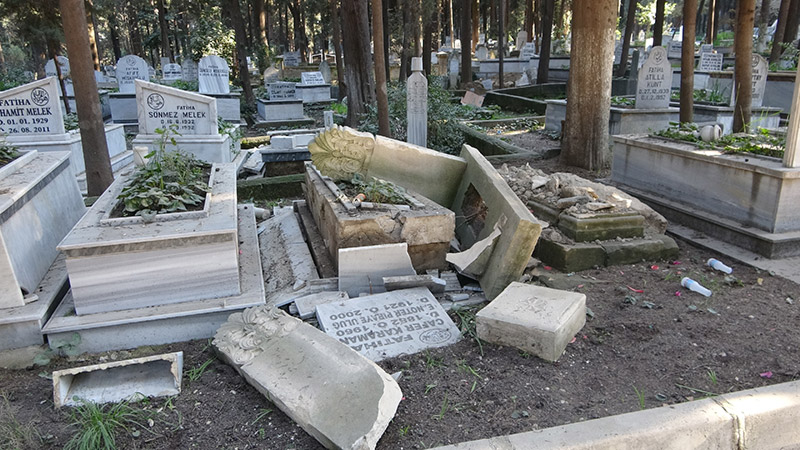 Hatay'da deprem sonrası mezarlar yola uçtu! 21.02.2023