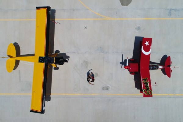 Türkiye'nin tek sivil kadın akrobasi pilotu Semin Öztürk Şener bir sürpriz yaparak, Türkiye'nin ilk profesyonel akrobasi pilotu olan babası Ali İsmet Öztürk'ün Babalar Günü'nü gökyüzünde kutladı.