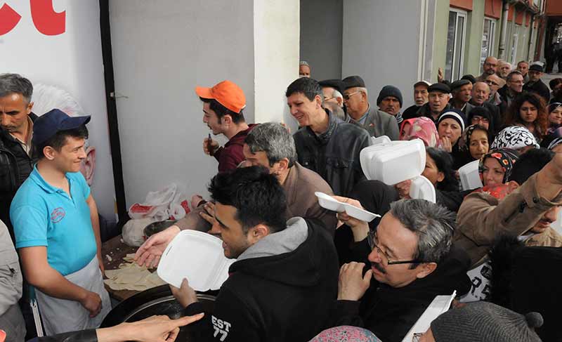 Eskişehir’de AK Parti Evet Bürosu’nda, vatandaşlara referandumda ‘Evet’ sözüne çibörek ikramı yapıldı.
