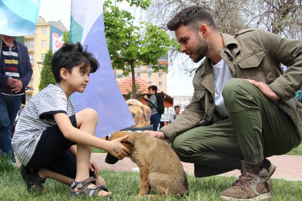 Eskişehir’de ‘Satın Alma Sahiplen’ sloganıyla düzenlenen 5’inci Pati Festivali’nde dostlarını bekleyen kedi ve köpekler yeni yuvalarına kavuştu. 