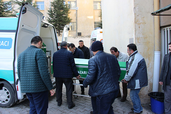 Ankara'dan Bursa'ya geziye giden yolcuları taşıyan otobüsün Eskişehir'de kaza yapması sonucu hayatını kaybeden 11 kişinin Ankara'ya cenaze nakil işlemleri başladı. 