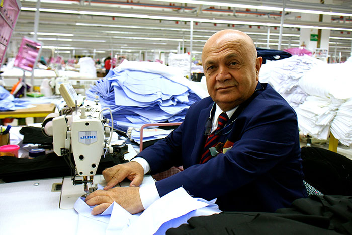 Eskişehir'de 1944 yılında 12 metrekarelik bir iş yerinde Abdurrahman Sarar tarafından kurulan Sarar firması, bugün ulaştığı 120 bin metrekare alana sahip 3 fabrikasında istihdam edilen 5 bin çalışanıyla 5 kıtada aralarından Çin'in de bulunduğu 100 ülkeye takım elbise, gömlek ve ev tekstil ürünleri ihraç ediyor.