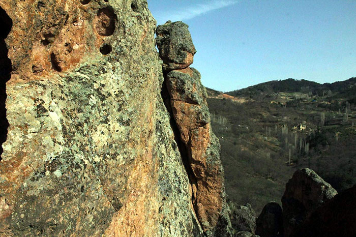 Kütahya'nın Hisarcık ilçesine bağlı Kutlubeyler köyündeki devasa kayalar, 2 bin yıllık gizemli tarihiyle turizme kazandırılmayı bekliyor. 