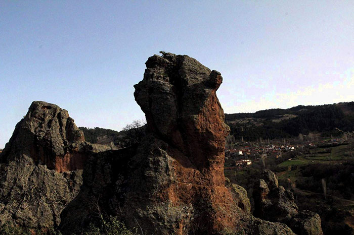 Kütahya'nın Hisarcık ilçesine bağlı Kutlubeyler köyündeki devasa kayalar, 2 bin yıllık gizemli tarihiyle turizme kazandırılmayı bekliyor. 