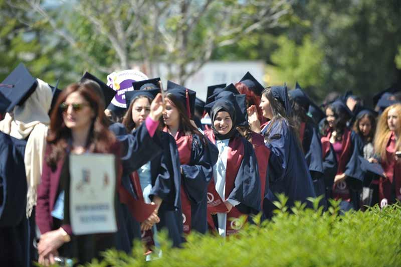 Anadolu Üniversitesi mezuniyet törenleri, ikinci gününde de bütün coşkusuyla devam etti. Katılımın yoğun olduğu üçüncü ve dördüncü oturumlarının gerçekleştirildiği törenlerde mezun öğrenciler ve aileleri gururu ve heyecanı birlikte yaşadı. 