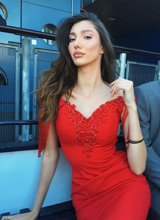 Miss Turkey 2018 güzellik yarışmasının birincisi belli oldu. Türkiye'nin en güzel 20 kızının kaldığı finalde yarışmayı Şevval Şahin kazandı. İşte 19 yaşındaki Türkiye güzelinin Instagram'dan paylaştığı günlük hayatı ve doğal halleri...