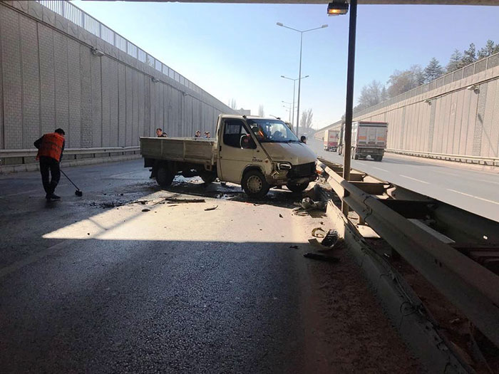 Eskişehir çevre yolunda 3 aracın karıştığı trafik kazasında kazasında 4 kişi yaralandı.