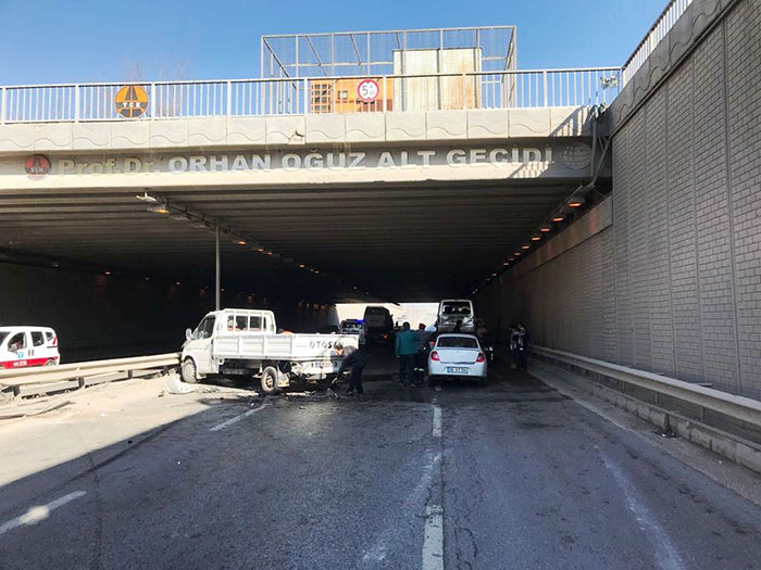 Eskişehir çevre yolunda 3 aracın karıştığı trafik kazasında kazasında 4 kişi yaralandı.