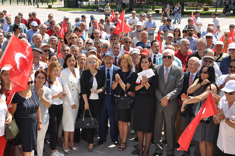 Cumhuriyet Halk Partisi İl Teşkilatı 30 Ağustos Zafer Bayramını Atatürk Anıtına çelenk bırakarak kutladı. Törende konuşan CHP İl Başkanı Rabia Akman, zaferi Türkiye’yi özgürlüğe kavuşturan altın bir sayfa olarak nitelendirdi.