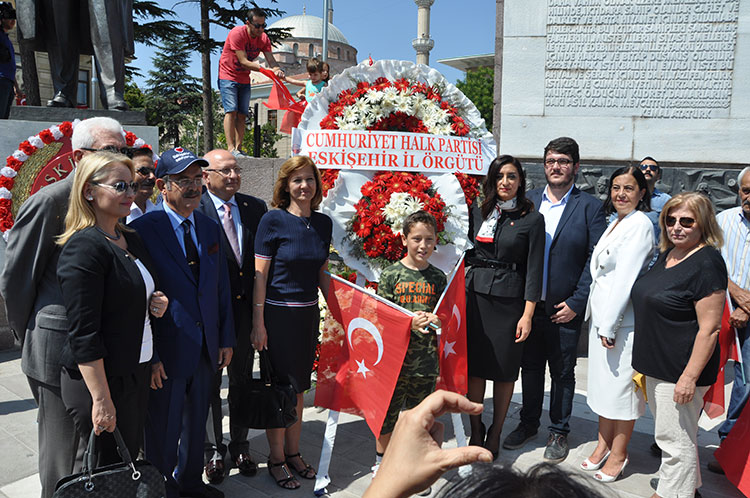 Cumhuriyet Halk Partisi İl Teşkilatı 30 Ağustos Zafer Bayramını Atatürk Anıtına çelenk bırakarak kutladı. Törende konuşan CHP İl Başkanı Rabia Akman, zaferi Türkiye’yi özgürlüğe kavuşturan altın bir sayfa olarak nitelendirdi.