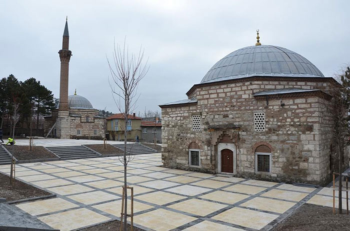 Anadolu'nun Kabe minyatürlü ilk mescidi Hazinedar Camii’nin çevre düzenlemesinde sona gelindi. 