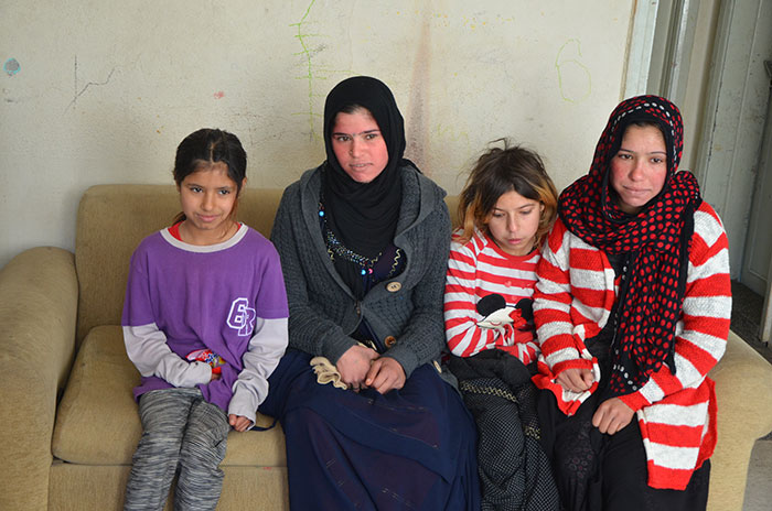 Suriye'deki zulümden kaçarak Eskişehir'e yerleşen Talip İsmail, 8 çocuğu ile birlikte yaşadıklarını anlatırken gözyaşlarını tutamadı.