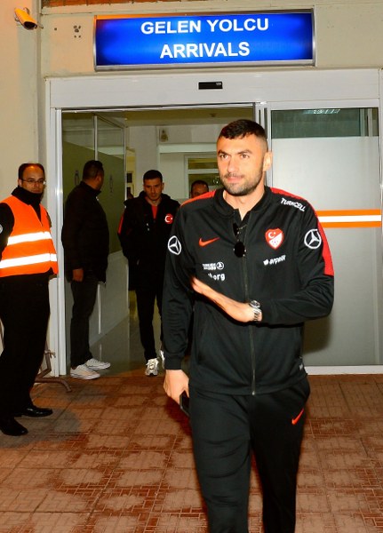 Türk Hava Yolları'na ait uçakla TSİ 18.00'de Tiran Havalimanı'ndan Eskişehir'e seyahat eden A Milli Takım kafilesi, TSİ 20.00'de Eskişehir'e geldi. 