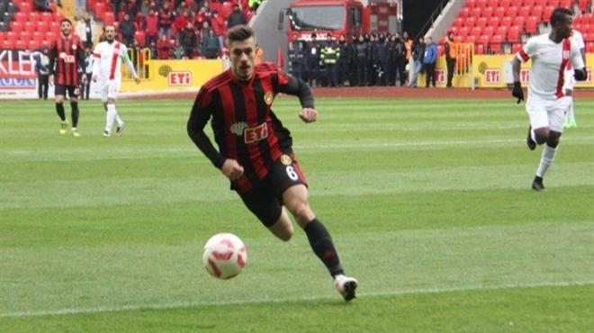 Önümüzdeki sezon için Başakşehir'in yerli transfer listesinin ilk sıralarında yer alan Dorukhan, orta alanda mücadeleci oyun anlayışına sahip ve birçok mevkide oynayabiliyor. Kırmızı siyahlı ekipte 17 maçta 90 dakika forma giyen ve 2017 senesi içinnde 7 kez ümit milli olan 21 yaşındaki genç oyuncunun kulübüyle sözleşmesi Mayıs ayı sonunda bitiyor. Kaynak: Ajansspor