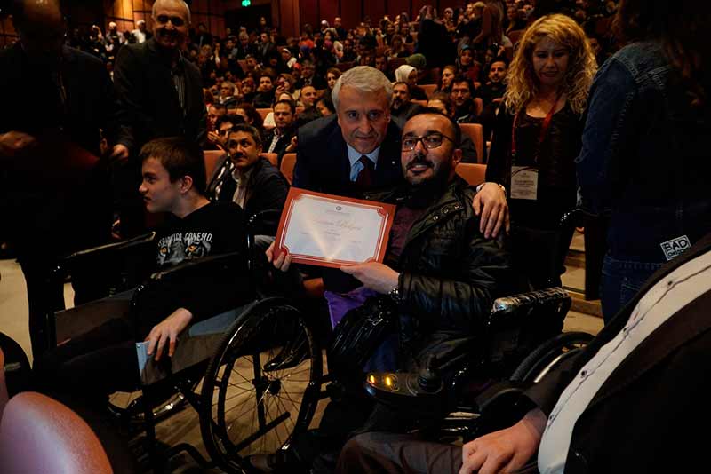 Anadolu Üniversitesi Açıköğretim Sisteminde öğrenim gören engelli bireyler, gösterdikleri başarılarla engel tanımadıklarını ortaya koyuyorlar. 