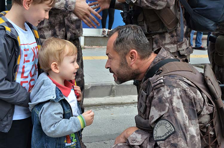 Türk Silahlı Kuvvetlerinin (TSK) Afrin’de yürüttüğü Zeytin Dalı Harekatı’na destek olmak için Eskişehir’den Afrin’e giden Polis Özel Harekat (PÖH) ekibi geri döndü. 
