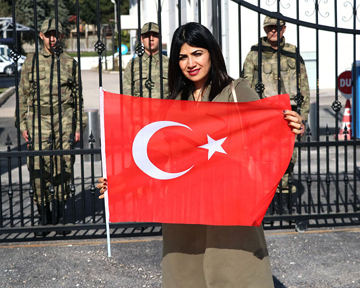 Adana Büyükşehir Belediyesi’nde çalışan 250 kadın da gönüllü asker olup Mehmetçiğe destek vermek için ellerinde Türk bayraklarıyla askerlik şubesi önüne geldi. Slogan atan kadınlar, daha sonrada dilekçelerini askerlik şubesine verdi.
