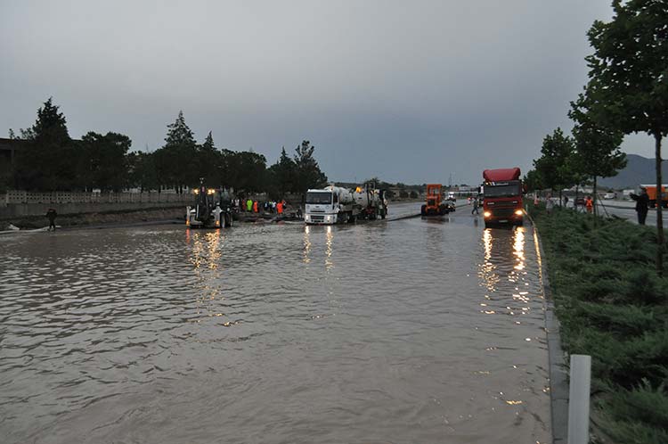Denizli-Afyonkarahisar karayolunun 28. Kilometresi, yaşanan sel baskınında dolayı yolun bir yönü yaklaşık 1,5 saat trafiğe kapalı kaldı. 