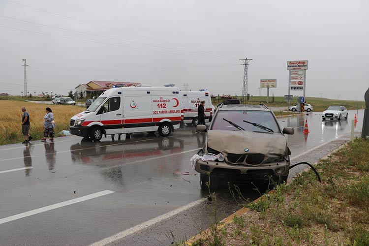 Afyonkarahisar-Kütahya karayolunda iki aracın çarpıştığı kaza 4 kişi hayatını kaybetti, 1 kişi ağır yaralandı. 