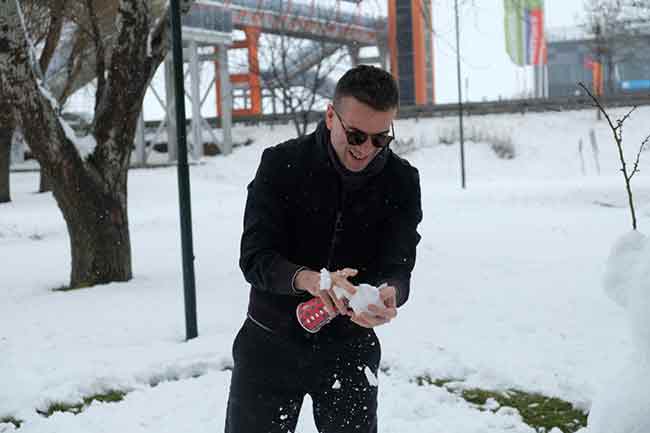 En son çektikleri filmin galasına katılmak üzere Eskişehir’e gelen Murat Cemcir ile Ahmet Kural, yılın ilk kar sevincini şehir merkezi girişinde bulunan bir parkta yaşadı.