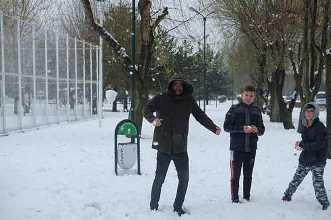 Şehir merkezinde bir parkta durarak, kardan adam yapan bir aile ile kartopu oynayan çocukları şaşırtan iki ünlü, fotoğraf çekinmeyi de ihmal etmedi.