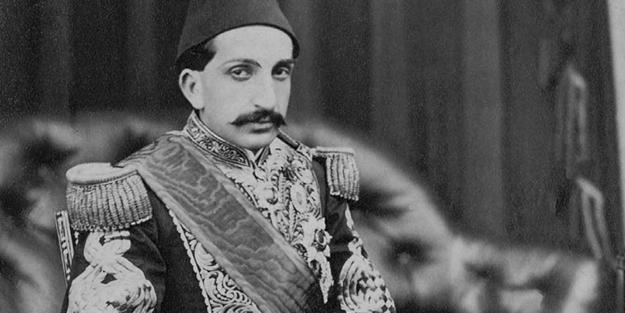 Sultan II. Abdülhamid'in beşinci kuşaktan torunu Nilhan Osmanoğlu ise dedesi Abdülhamid Han'ı anlamanın bugünü de anlamak olduğunu öne sürdü.     O dönemin saldırı şekillerine, düşmanın nasıl hareket ettiğine bakıldığında bugünün de anlaşılabileceğini ileri süren Osmanoğlu, "Bakın biz Sultan Abdülhamid Han'ı 100 sene sonra konuşabiliyoruz. İlmi siyasetini 100 sene sonra anlayabiliyoruz. Bugün masada konuşulan, Birleşmiş Milletler'in masada konuştukları Kudüs meselesini biz 100 sene sonra Sultan Abdülhamid Han'ın hazırladığını görüyoruz. Daha belki nicelerini hazırlamıştır, daha birçoğunu göreceğiz" diye konuştu.