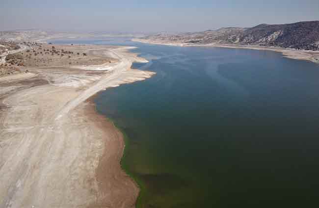 Kütahya merkeze bağlı Sofça köyü sakinleri, son iki ay içerisinde baraj suyunun hızla çekildiğini dile getirdiler. 