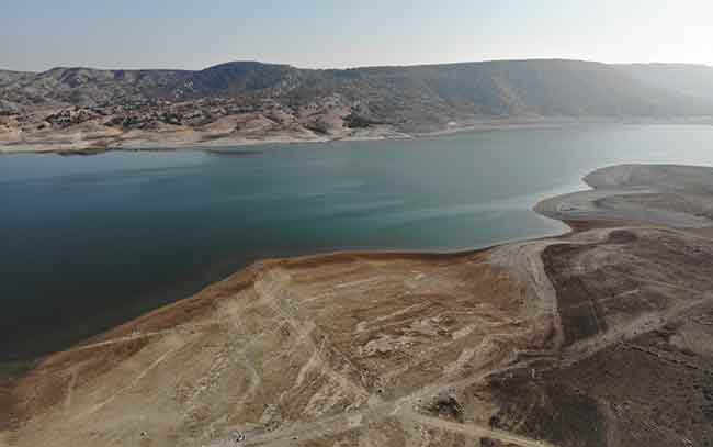 Vatandaşlar, "Porsuk Barajı’nın suyu, Kütahya ve Eskişehir halkı tarafından tarımsal alanlarda kullanılıyor. Bilindiği gibi, bu yıl yeterli derecede yağmur yağışları olmadı. Bu sebeple barajda yaklaşık 18 metrelik bir çekilme yaşandı. Bu da barajın suyunun yüzde 20-25 oranında azalması anlamına geliyor. İnşallah bu yıl yeterli derecede yağmur ve kar yağışı olur da barajımız eski günlerine geri döner" diye konuştular.