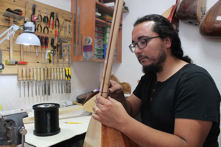 Yüzyıllardan beri süregelen enstrüman yapımını artık lisanslı lutiyeler (çalgı yapım ustası) devam ettiriyor.