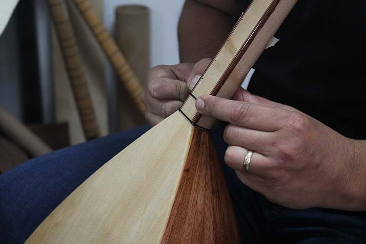 Yüzyıllardan beri süregelen enstrüman yapımını artık lisanslı lutiyeler (çalgı yapım ustası) devam ettiriyor.