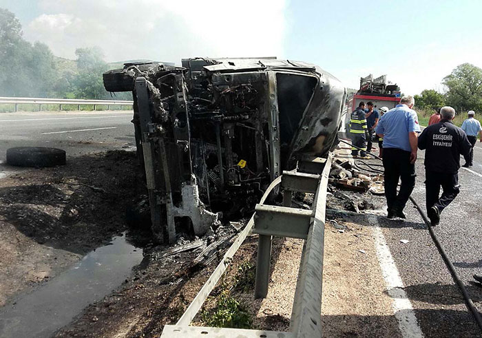 Eskişehir'in Sivrihisar ilçesinde, tırın bariyerlere çarpması sonucu, araçta sıkışan sürücü yanarak öldü.