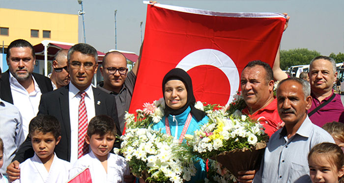 Samsun'da düzenlenen 2017 İşitme Engelliler Olimpiyatları'nda altın madalya kazanan milli karateci Gamze Keresteci, memleketi Eskişehir'de törenle karşılandı.