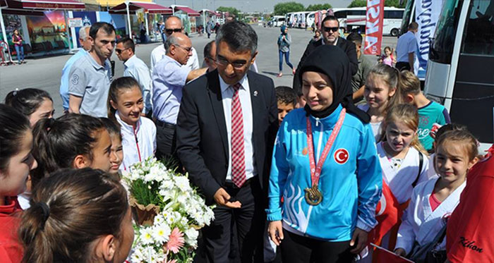 Samsun'da düzenlenen 2017 İşitme Engelliler Olimpiyatları'nda altın madalya kazanan milli karateci Gamze Keresteci, memleketi Eskişehir'de törenle karşılandı.