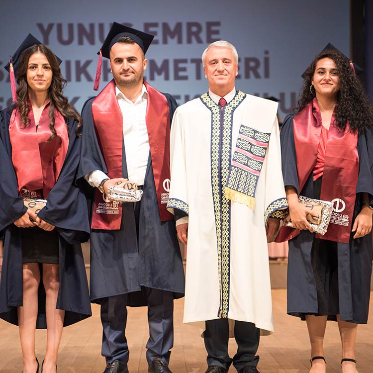 Anadolu Üniversitesi'nin 2017-2018 eğitim-öğretim yılı mezuniyet törenleri başladı. 