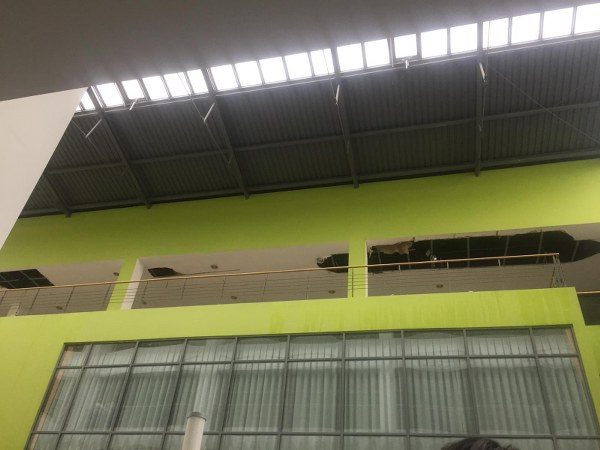 Anadolu Üniversitesi Yabancı Diller Yüksekokulu binasının çatısında şiddetli yağış nedeniyle çökme meydana geldi.