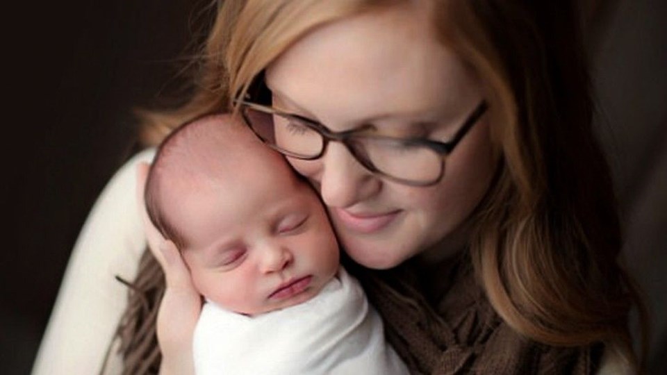 Tenesee'li Gibson çifti, bebek sahibi olmak için bağışçılardan alınan dondurulmuş embriyoların kullanıldığı bir tesiste tedavi gördü.
