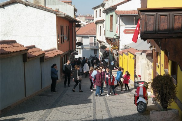 Eskişehir’in tarihi ve kültür açısından en önemli bölgelerinden biri olan Odunpazarı, ara tatili fırsat bilen öğrencilerle adeta dolup taştı