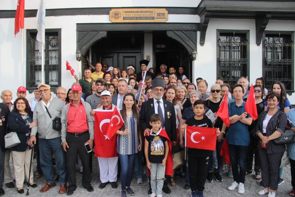 Öncesinde yüzlerce Eskişehirlinin Tren Garında karşıladığı Atatürk’ü canlandıran 64 yaşındaki Beytullah Solak ve döneme ait kıyafetler giymiş ekip halkı selamladı.